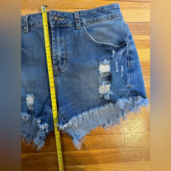 Women’s denim distressed & fringe shorts - Picture 7 of 11
